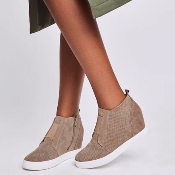 Steve Madden Womens Wavery Wedge Sneakers Size 8.5 Tan Perforated Suede Sporty - Picture 1 of 12